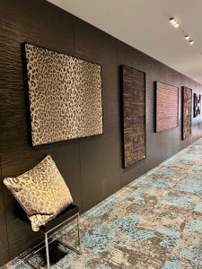 Mehr über den Artikel erfahren Besuch im Hotelkompetenzzentrum Oberschleißheim: Schick COLORE als Platin Partner